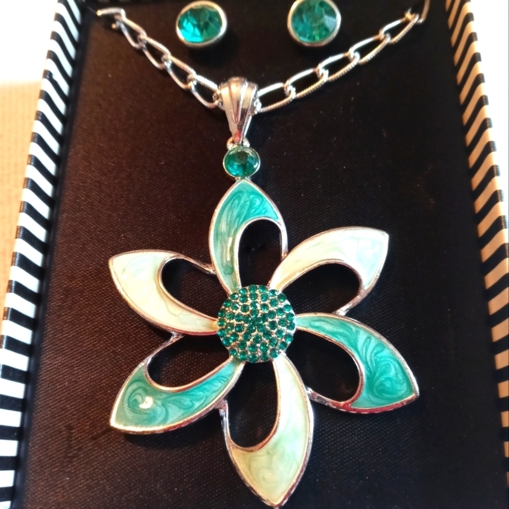 Brand new women's green 10-in necklace with earrings set